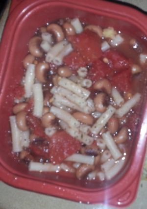 A picture of Tomatoes Mac and peas.