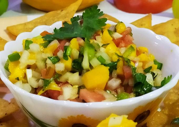 Fresh Mango Salsa with Nachos