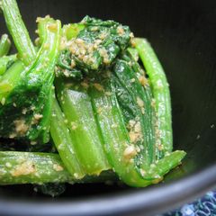 A picture of Komatsuna and Wasabi with Soy Sauce.