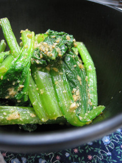 A picture of Komatsuna and Wasabi with Soy Sauce.