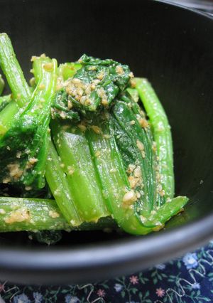 A picture of Komatsuna and Wasabi with Soy Sauce.