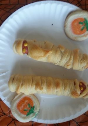 A picture of Mummy dogs.