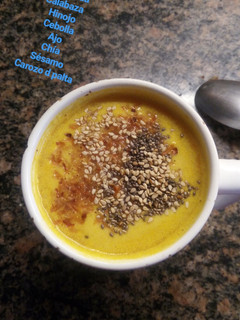 Una foto de Sopa crema de calabaza, hinojo y palta