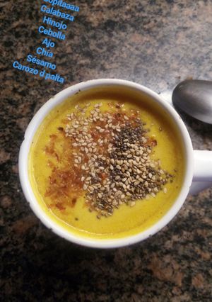 Una foto de Sopa crema de calabaza, hinojo y palta