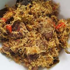 รูปของ Dendeng Ragi (serundeng daging sapi) pedas