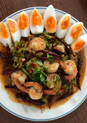 รูปของ ยำถั่วพูกุ้งสดใส่หมูสับไข่มะตูม (Thai Wing Bean Shrimp Salad with Medium-boiled eggs)