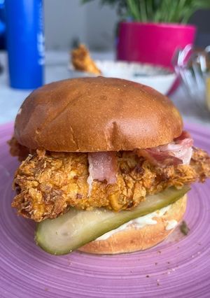 Una foto de Hamburguesa Parmayo de pollo frito extra crujiente en airfryer🍔🍗