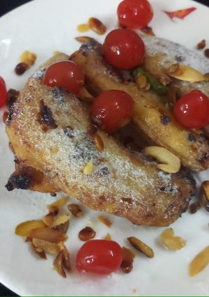 A picture of Crispy fried sweet banana dessert.