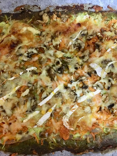 Una foto de Pizza de verduras, queso de Cabra, nueces y miel (base masa de brócoli)