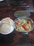 Tupper de ensalada de tomate cherry, aguacate y atún con tostas de pan