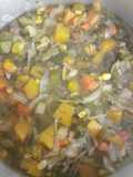 Sopa de verduras caserita.