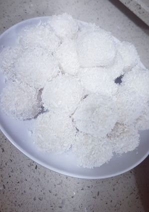 صورة لوصفة كرات جوز الهند بالسميد 😋
