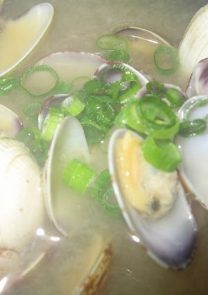 A picture of Rich Kombu Seaweed Flavour Manila Clam Miso Soup.