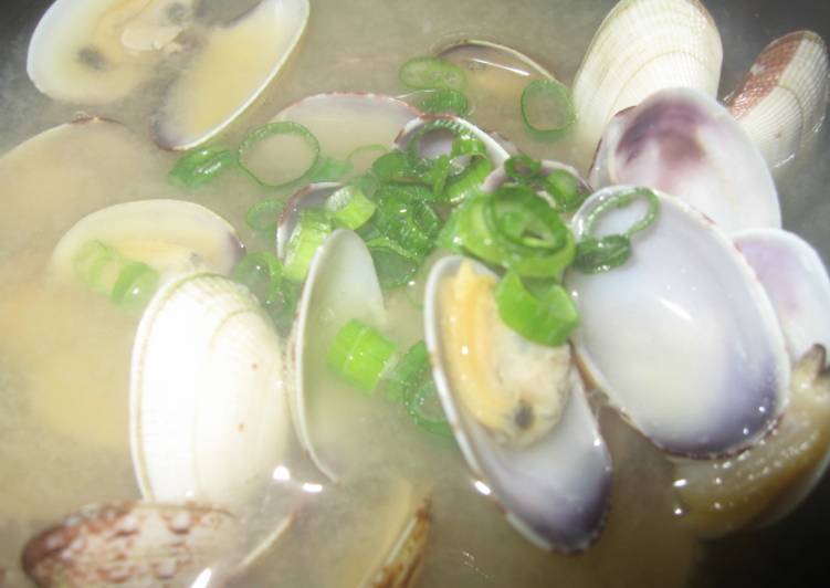 Steps to Prepare Quick Rich Kombu Seaweed Flavour Manila Clam Miso Soup