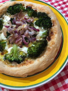 Foto di Pizza con broccoli e cipolla 🌷