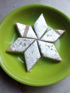 કાજુ કતરી (Kaju Katri Recipe In Gujarati) રેસીપી મુખ્ય ફોટો