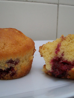 Una foto de Muffins de yogurt y moras