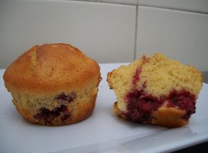 Una foto de Muffins de yogurt y moras
