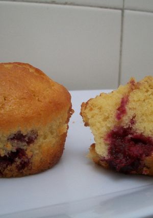 Una foto de Muffins de yogurt y moras