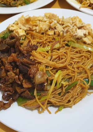 A picture of Chicken and Egg Chowmin (Nepali Style).
