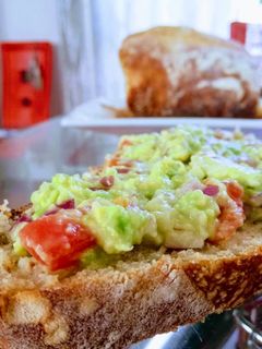 Una foto de Pan con palta "caserito"
