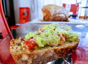 Una foto de Pan con palta "caserito"