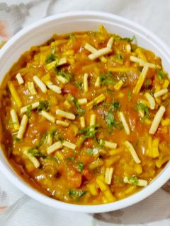 सेव टमाटर की सब्जी (Sev Tamatar ki sabji recipe in Hindi) रेसिपी मुख्य फोटो
