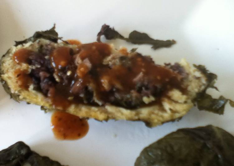 Tamal enrollando de huitlacoche, chía, amaranto, cacahuate  y hoja santa