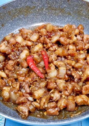 Hình của món Thịt Ba Rọi Xào Mắm Ruốc Huế.
