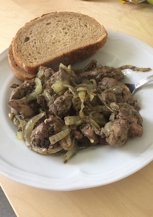 Gyors, hagymás - dinsztelt csirkemáj recept fotója