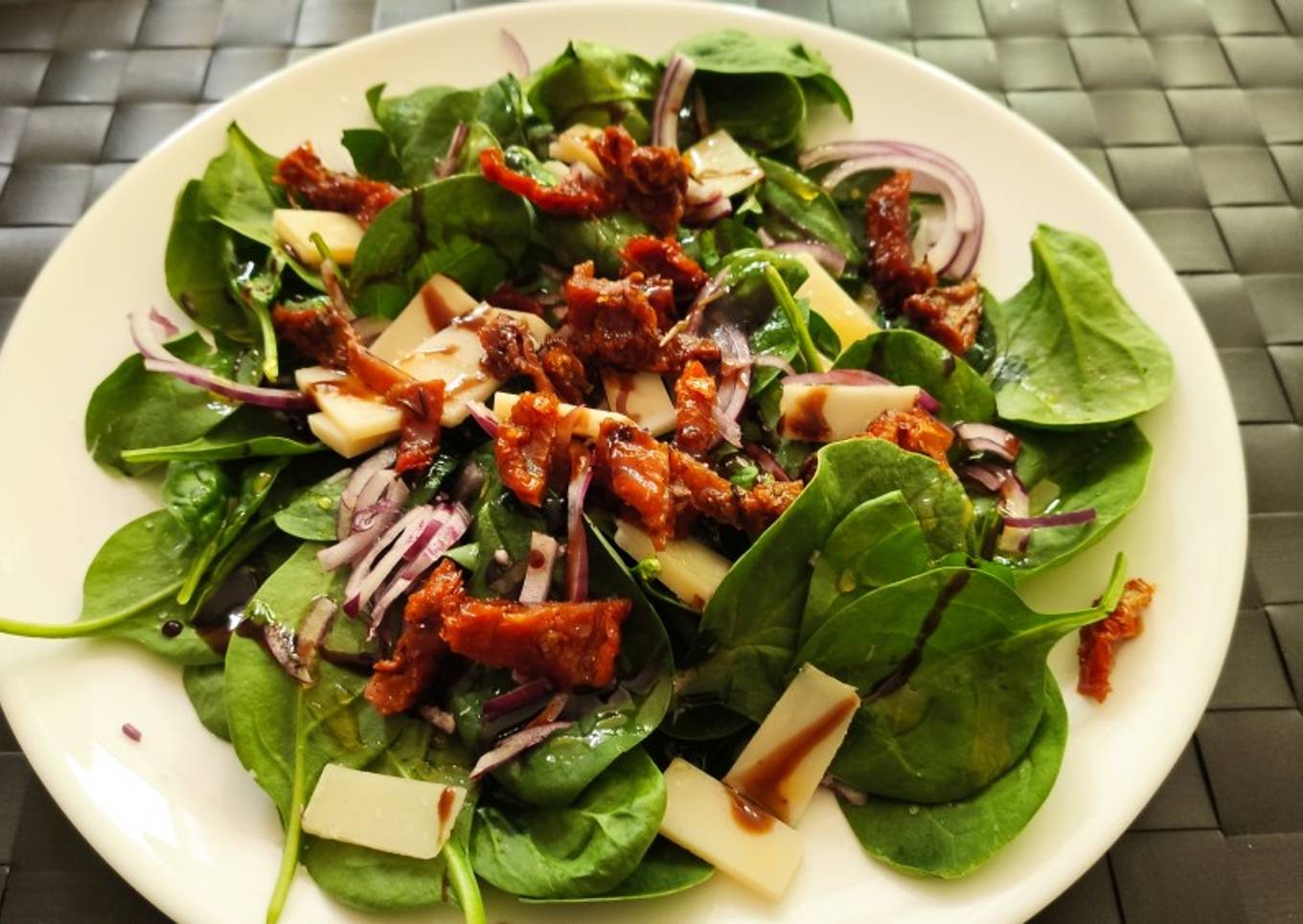 Ensalada de espinaca y tomate seco