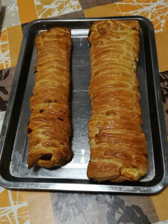 Una foto de Trenzado relleno pollo asado y pimientos y cebolla confitada