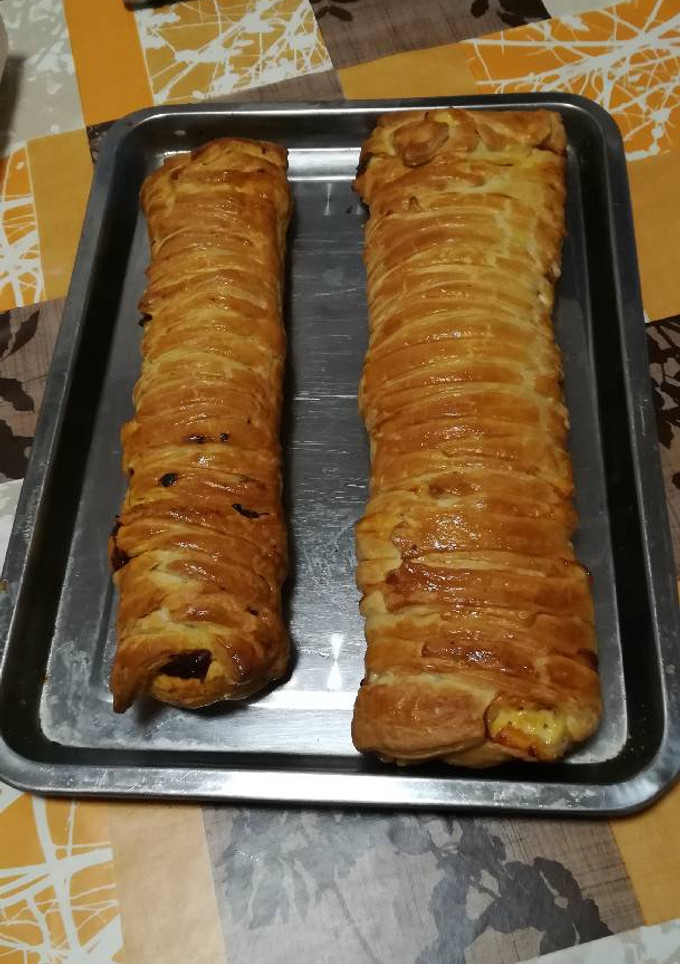 Una foto de Trenzado relleno pollo asado y pimientos y cebolla confitada