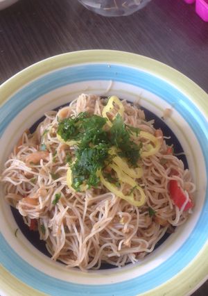 Una foto de Fideos de arroz thai con camarones