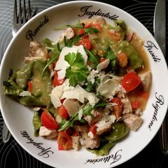 A picture of Tortelloni with chicken and salad.