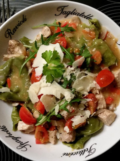 A picture of Tortelloni with chicken and salad.