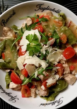 A picture of Tortelloni with chicken and salad.