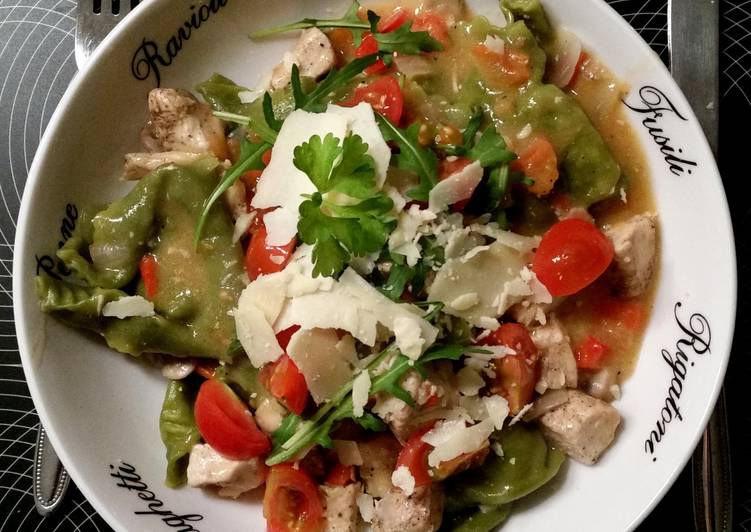 Tortelloni with chicken and salad