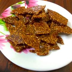 A picture of Til gur ki chikki.