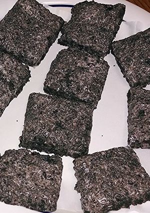 A picture of no bake chewy cookies n cream bars..