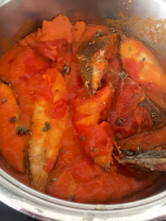 Una foto de Palometa en salsa de tomate