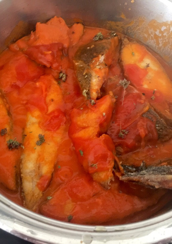 Una foto de Palometa en salsa de tomate