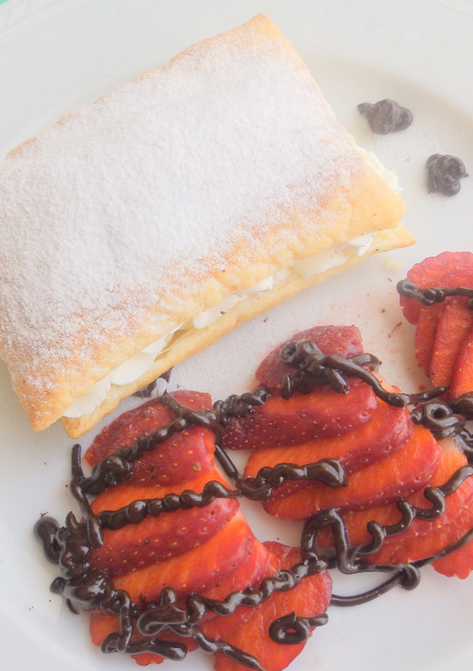 Una foto de Fresas con nata y chocolate