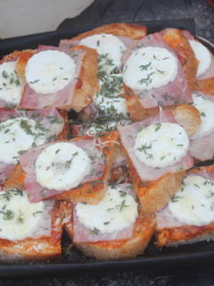 Una foto de Delicias de pan con bacon y queso fresco