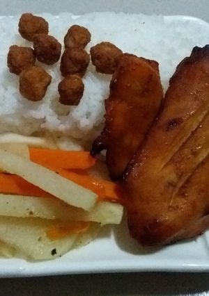 Hình của món Cơm, gà và củ..