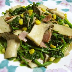 Spinach and King Oyster Mushrooms Sauteed With Butter and Soy Sauce A picture of Spinach and King Oyster Mushrooms Sauteed With Butter and Soy Sauce.