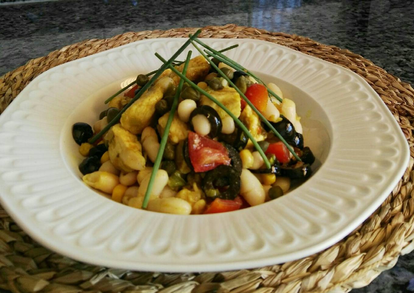 Ensalada de alubias blancas y pollo