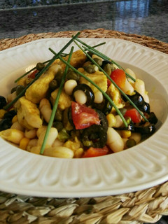 Una foto de Ensalada de alubias blancas y pollo