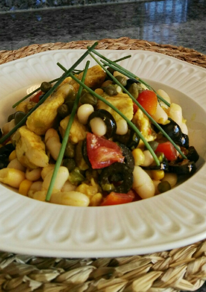 Una foto de Ensalada de alubias blancas y pollo