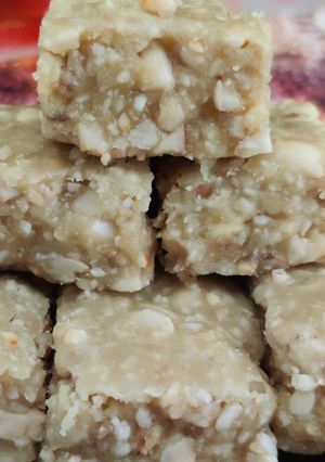 હેલ્ધી નટ્સ પીનટ્સ બરફી (Healthy Nuts Peanuts Barfi recipe in gujarati) રેસીપી મુખ્ય ફોટો